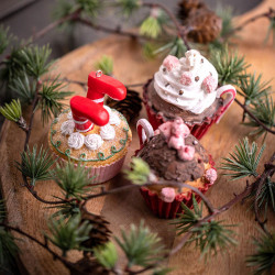 Julgranspynt, cupcake med julnissens ben och glitter, osorterade