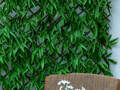 Inred din balkong med UV-skyddade konstgjorda växter: Så dekorerar du din balkon